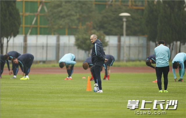 3月20日下午，韩国国家队在湖南人民体育场开始训练，这是韩国国家队到达长沙后的第一次训练。长沙晚报记者 余劭劼 摄