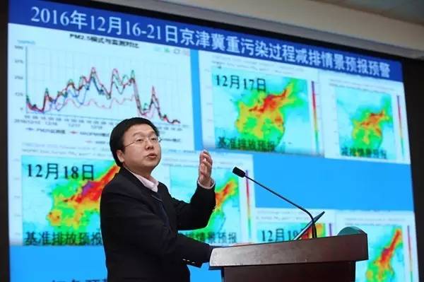 　　中科院大气物理研究所研究员王自发在介绍大气灰霾模拟与预报预警技术。新华社记者 金立旺 摄