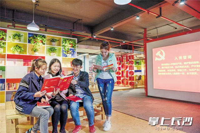 定王台街道打造湖南首个楼宇党群服务中心，党员们在此政策咨询、学习交流、为民服务，忙并快乐着。长沙晚报记者 陈飞摄