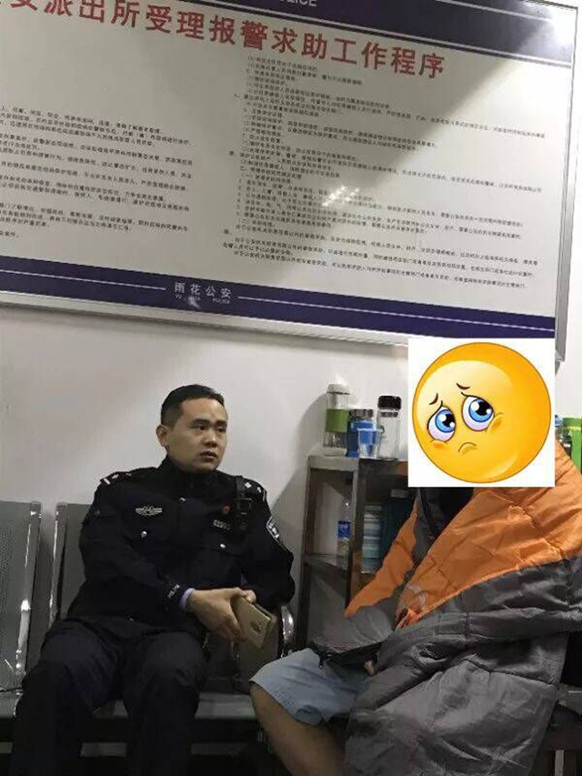 民警将睡袋披在赵某身上，让他取暖。