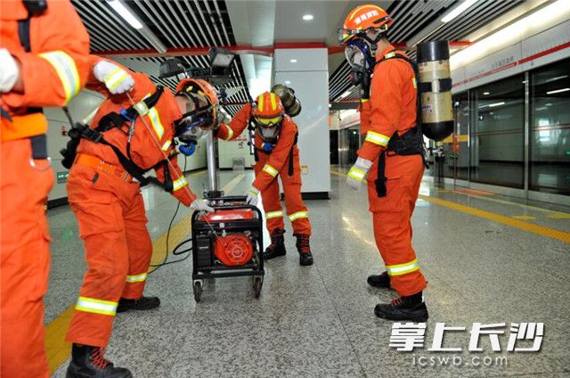 今日凌晨1时，湖南省消防部队地下建筑（地铁）跨区域灭火救援实战演练在长沙五一广场地铁站举行。长沙晚报记者 王志伟 摄