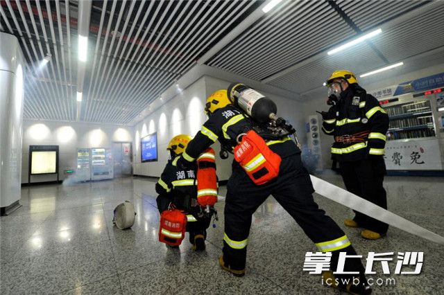 消防官兵用消防水带“灭火”。长沙晚报记者 王志伟 摄