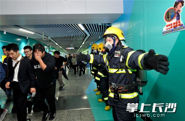 地铁微型消防站站员组织群众疏散。长沙晚报记者 王志伟 摄