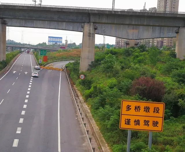 　　长沙绕城高速李家塘互通西往东上京港澳匝道封闭。