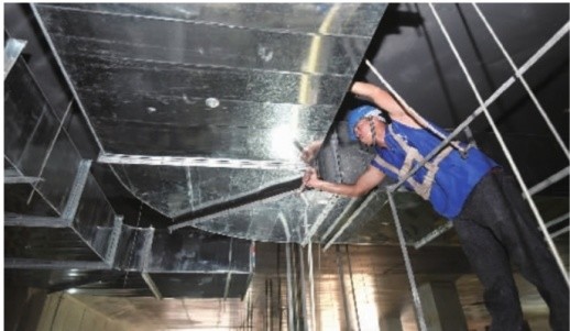 　　8月4日，长沙地铁3号线洋湖湿地站，施工人员在进行站厅层风管安装的扫尾施工。记者 田超 摄