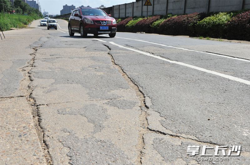 因年久失修，京港澳高速东辅道路面龟裂严重，到明年其将由宽11米的人机混行水泥路面改造成宽20米、双向四车道的沥青混凝土路面。长沙晚报记者 王志伟 摄