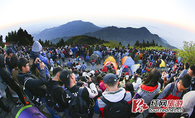 “五一”小长假3天，湖南旅游接待人数创历史新高。图为小长假期间的南岳衡山。 曹正平摄