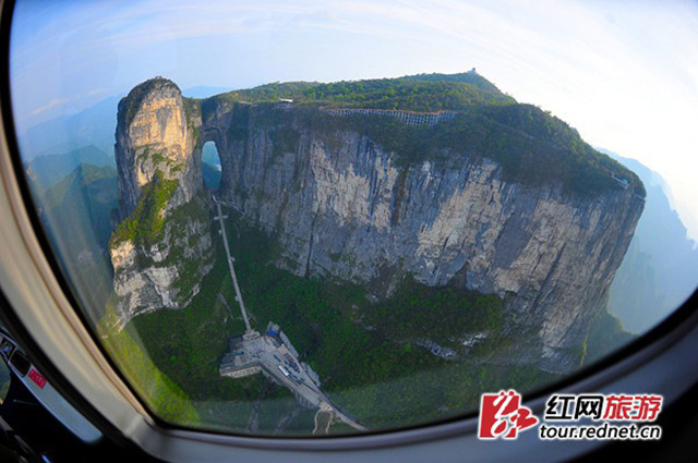 小长假首日，天门山推出乘直升机空中游览线路。