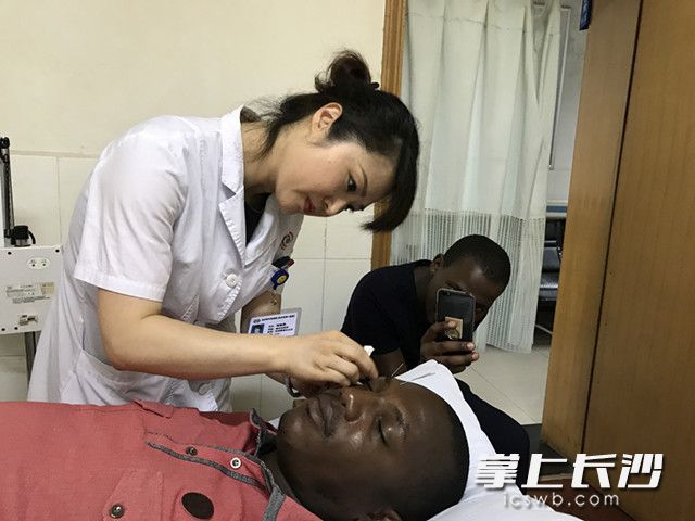 高智颖在为非洲患者Jones进行针灸治疗。