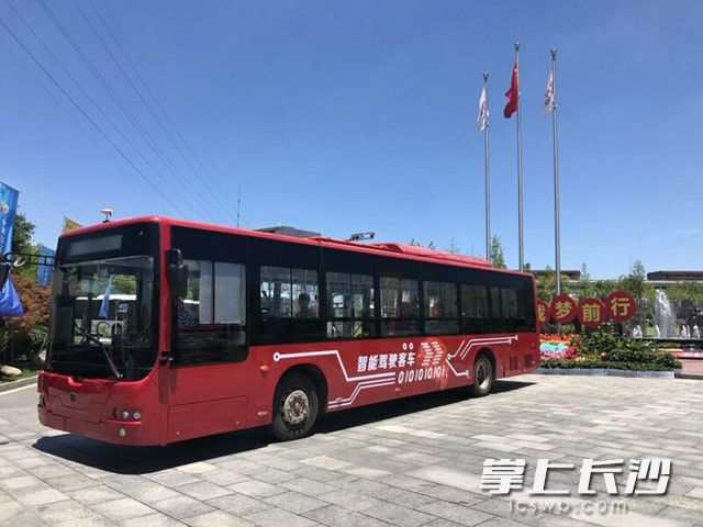 全球首款12米智能驾驶客车在湖南株洲公开路试。