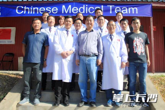 援津医疗队员赴卡里巴城为中国员工进行体检。