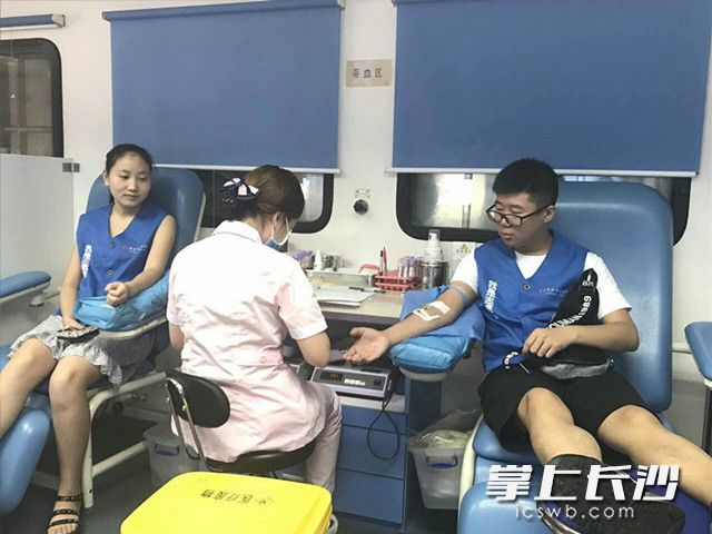 长沙市中心医院医护人员为曹新宇互助献血。