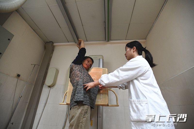 昨日，湖南省财贸医院主动为这名善良的流浪汉提供免费体检。 长沙晚报记者 黄启晴 摄