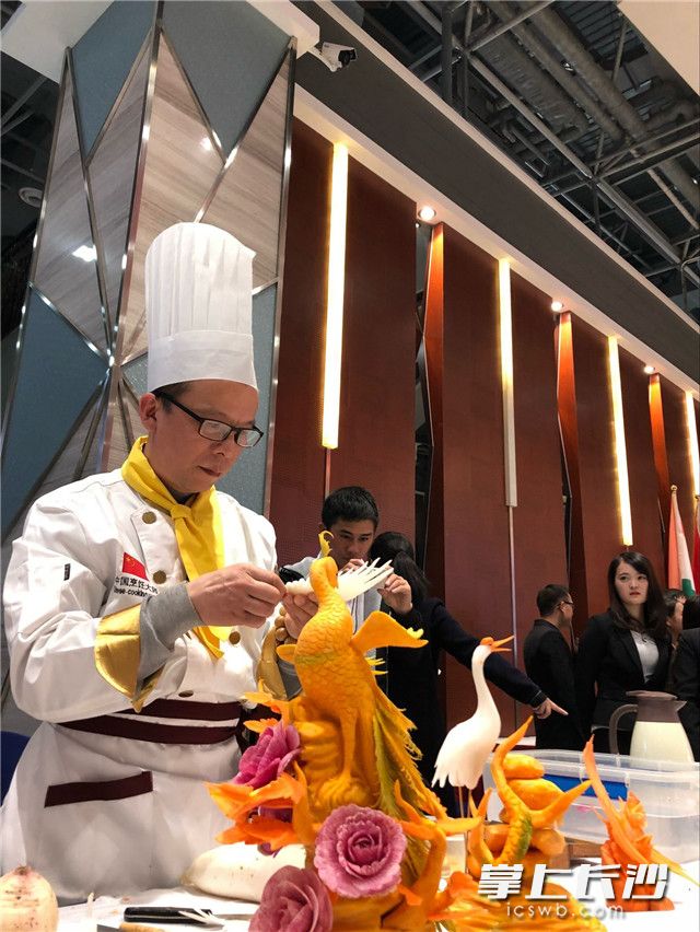 有“潇湘神刀”美誉的食雕大师陈加田现场献技。长沙晚报记者 李卓 摄