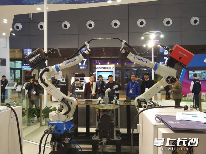 活动现场，两台机器人在展示智能技术。长沙晚报记者 王斌 摄