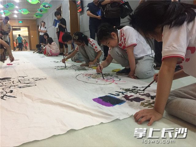 3、百米画卷—诗画长沙活动吸引众多小朋友参加。