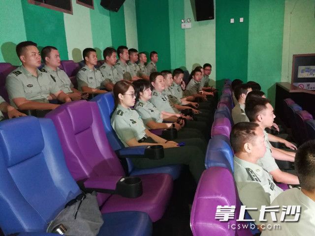 今天下午，长沙警备区组织３０多名官兵观看影片《战狼2》。影片展现了中国军人敢打必胜的精神和胸襟，深受官兵好评。长沙晚报记者 黎铁桥 摄
