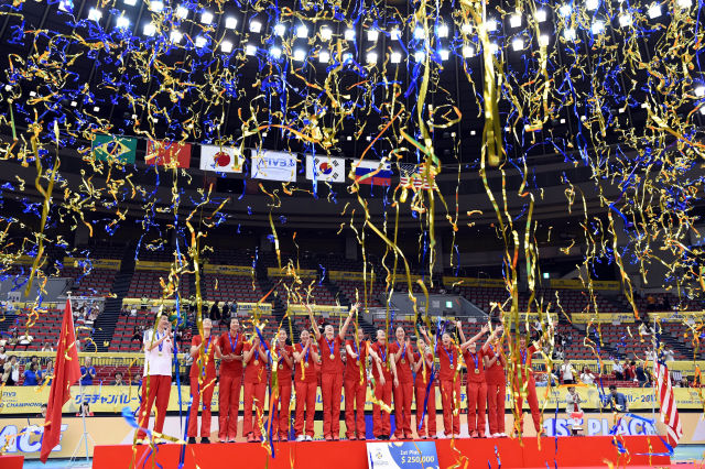 9月10日，中国队成员在领奖台上庆祝。 新华社记者马平摄