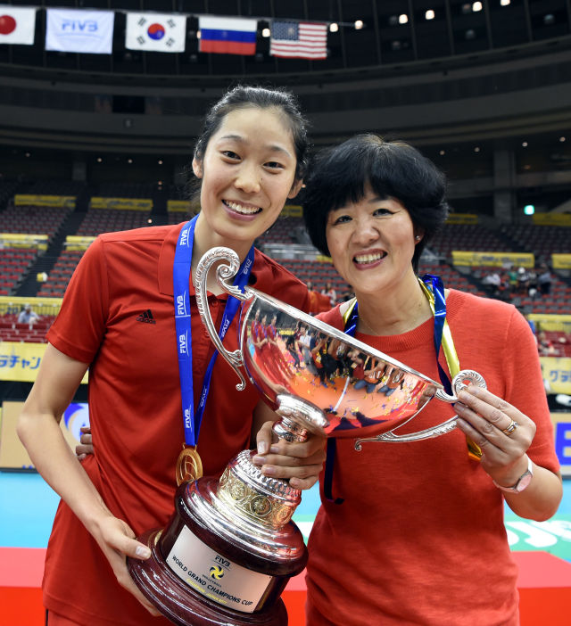9月10日，中国女排总教练郎平（右）与球员朱婷在颁奖仪式后捧杯合影。