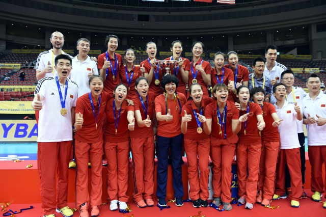 9月10日，中国队成员在颁奖仪式后合影。 新华社记者马平摄
