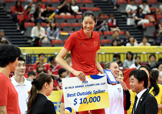 9月10日，获得最佳主攻手的中国女排球员朱婷（中）在颁奖仪式上。