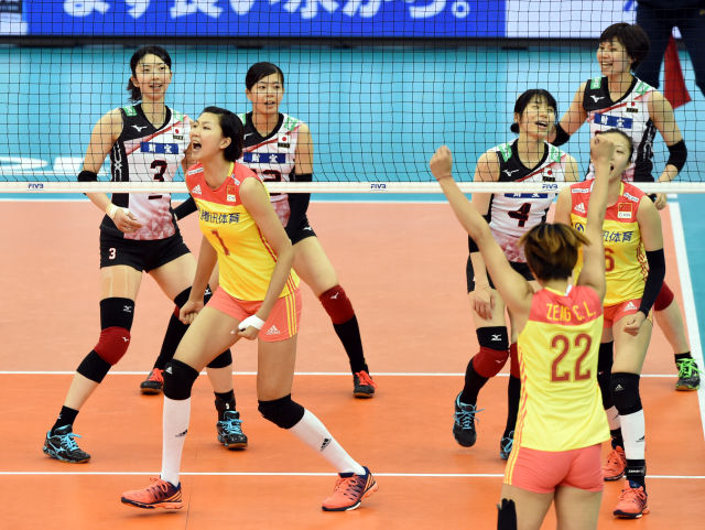 9月10日，中国队球员袁心玥（前左）与队友在比赛中庆祝拦网成功。