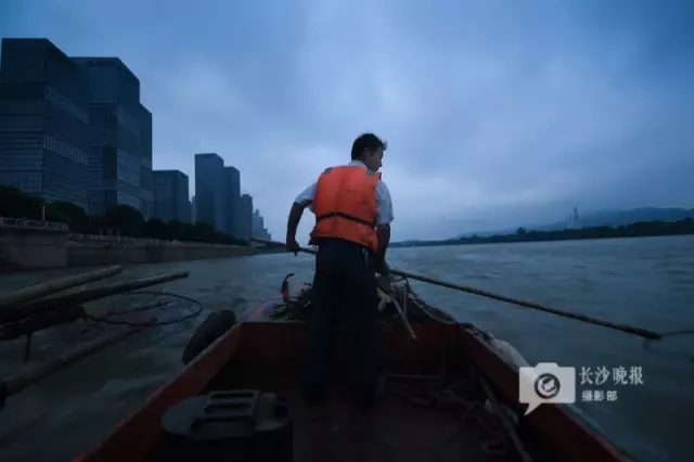 　　7月11日早上6点，龚平锋和队友在江面上巡查，他警惕的盯着江面，手里打捞网随时准备捞起江面漂浮的垃圾。