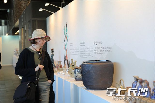 芬兰市民参观铜官窑展品。