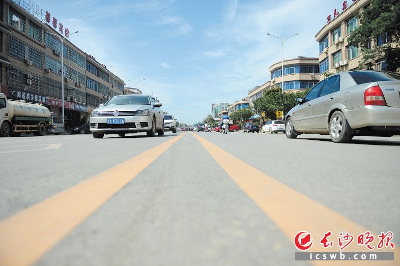 7月6日，经过一夜的紧急清理后，宁乡县城白马大道已恢复昔日的清爽整洁，车行顺畅。
