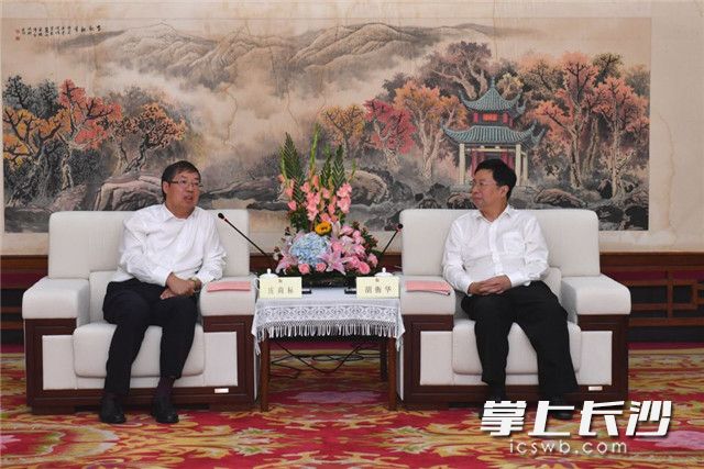 省委常委、市委书记胡衡华今日会见了中国铁建股份公司总裁庄尚标一行。长沙晚报记者 周柏平 摄