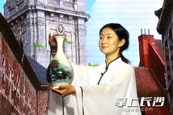 暖场节目《水韵·丝语》将中西文化相交融，赢得现场掌声阵阵。