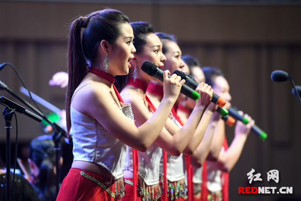 红叶组合演唱《十送红军》。