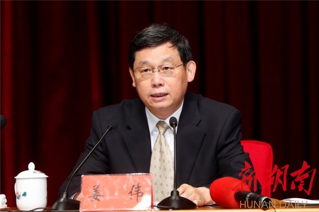 　　中央宣讲团成员、最高人民法院党组成员、副院长姜伟作宣讲报告。