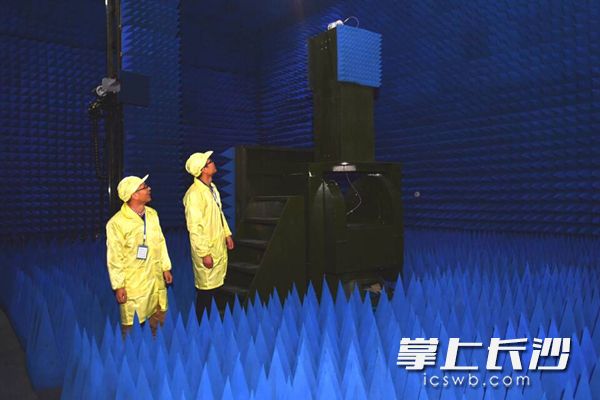 湖南航天环宇通信科技股份有限公司科研人员在微波暗室内进行产品设备调试。长沙晚报记者周柏平摄