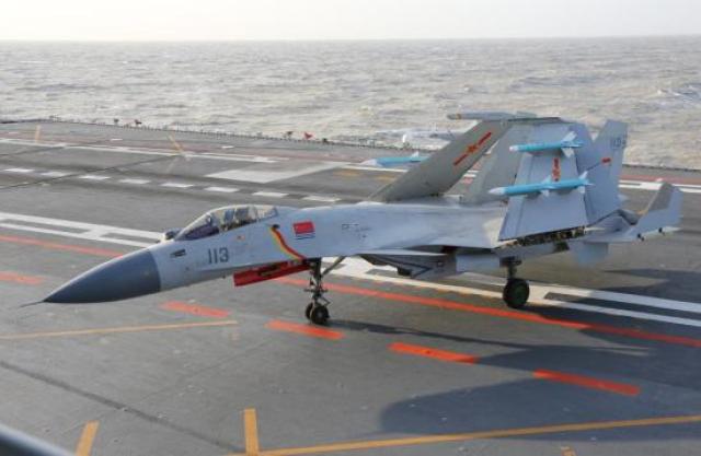 ↑据中国军网英文版发布的最新图片显示，中国海军辽宁舰在海上使用歼-15战斗机进行飞行训练。Li Tang 摄