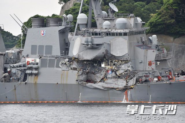 这张6月18日在日本横须贺拍摄的照片显示，“菲茨杰拉德”号驱逐舰舰体受损。