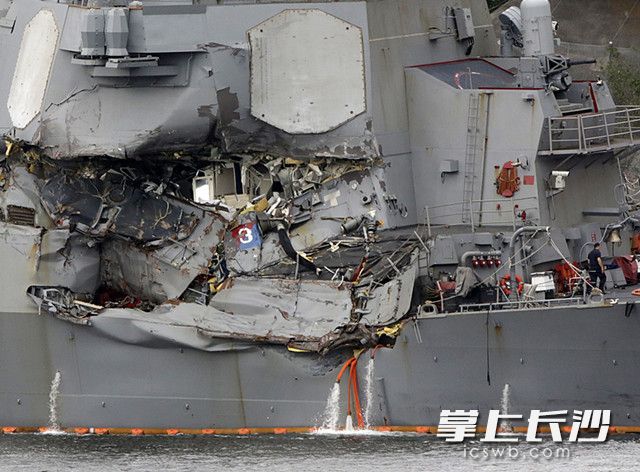 这是6月18日在日本横须贺拍摄的“菲茨杰拉德”号驱逐舰舰体受损部位。