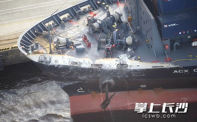 这是6月17日在日本东京拍摄的遭受撞击的菲律宾籍货船。