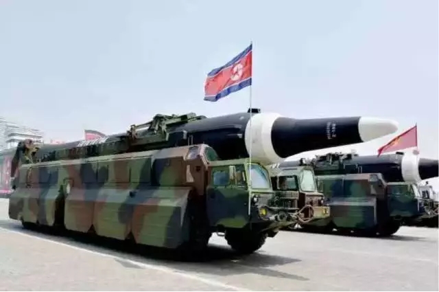△资料图：朝鲜阅兵式上展示的导弹