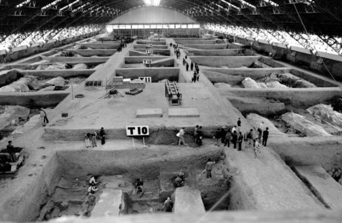 1979年7月11日，记者拍摄的兵马俑发掘现场。新华社记者安克仁摄