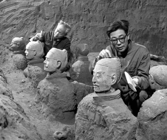 1979年7月11日,考古工作者在仔细发掘清理陶俑。 新华社记者 安克仁摄