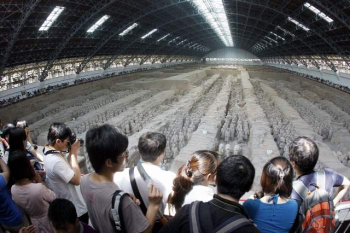 2010年5月2日，游人在西安秦始皇兵马俑博物馆一号坑参观。新华社发。