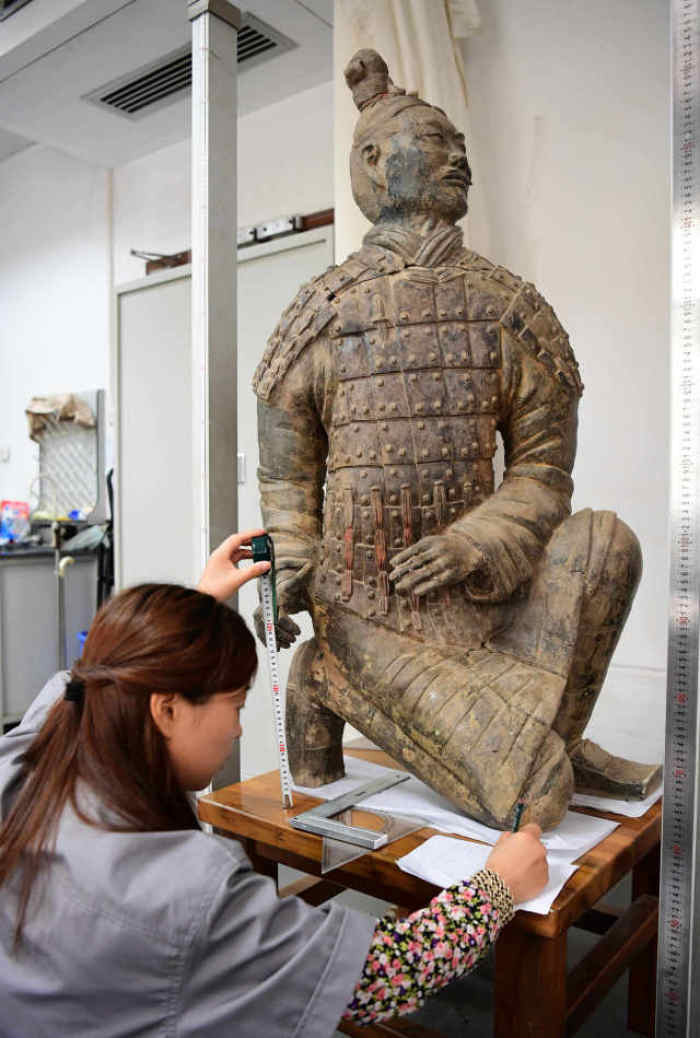 9月1日，工作人员在西安秦始皇帝陵博物院文物保护实验室内对修复完毕的跪射俑进行测量。 新华社记者邵瑞摄