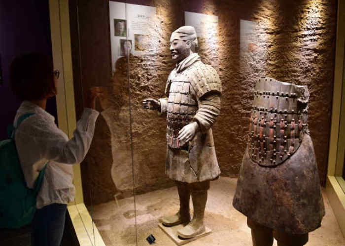 9月1日，观众在西安秦始皇帝陵博物院举办的“留住色彩——陶质彩绘文物保护成果展”上参观修复中的兵马俑。 新华社记者邵瑞摄