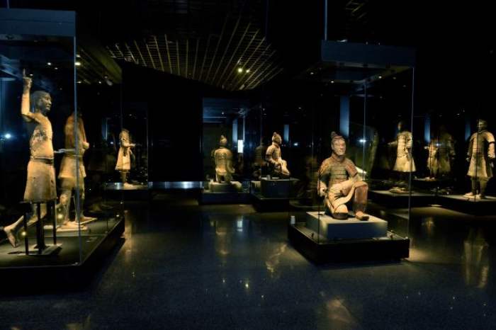 2014年11月21日，西安秦始皇帝陵博物院举办的“真彩秦俑”展览现场。 新华社发（张天柱 摄）