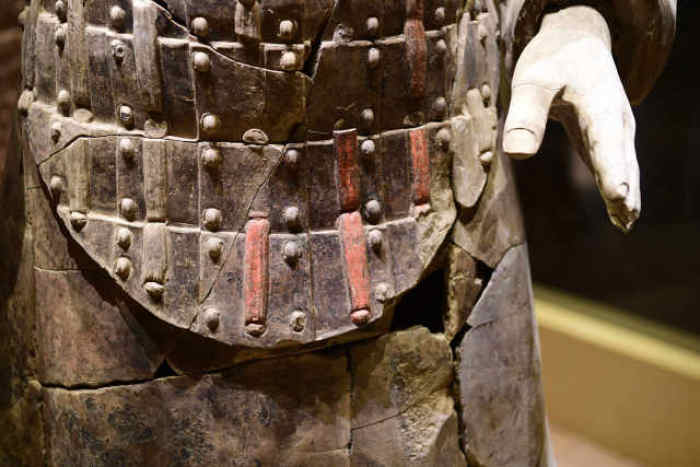 9月1日，西安秦始皇帝陵博物院举办的“留住色彩——陶质彩绘文物保护成果展”上展出的修复中的兵马俑局部。新华社记者邵瑞摄