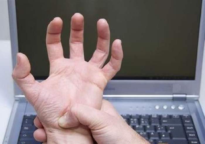 　　手部局部肌肉无力、萎缩，是渐冻症的初期症状