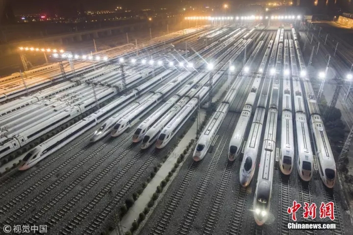 　　动车组列车整装待发。图片来源：视觉中国