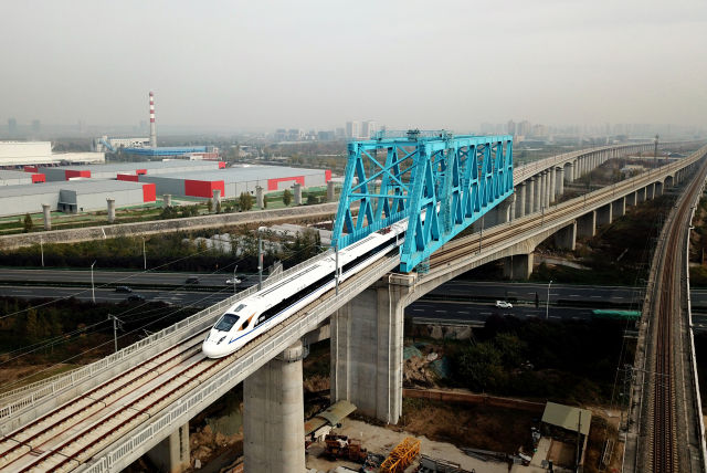 ↑动车组试验列车驶过西成高铁跨西宝高铁特大桥（11月22日摄）。新华社发（唐振江 摄）