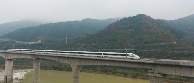 ↑一列动车组试验列车通过西成高铁嘉陵江特大桥（11月26日摄）。